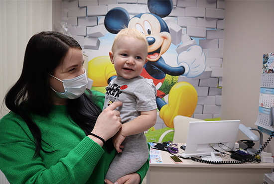 мама с ребенком у врача педиатра